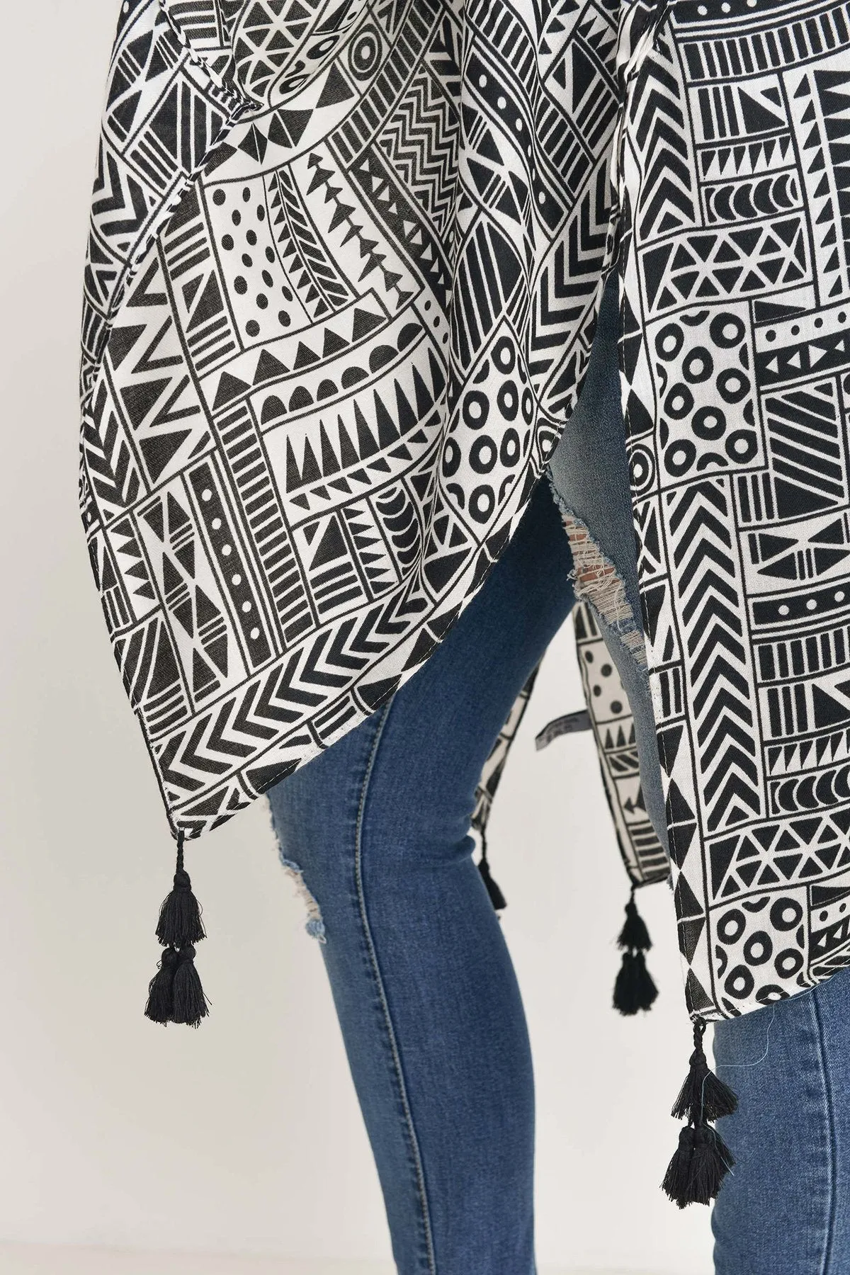Hdf3162 - Tribal Pattern Print Tasseled Open Front Kimono